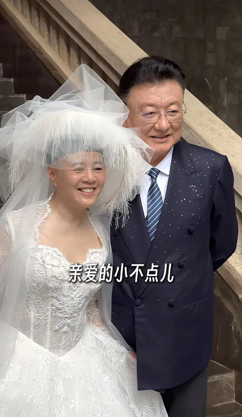 王宁罕见露面给妻子金龟子刘纯燕庆贺60岁生日，金龟子穿了20厘米的增高鞋看着吓人