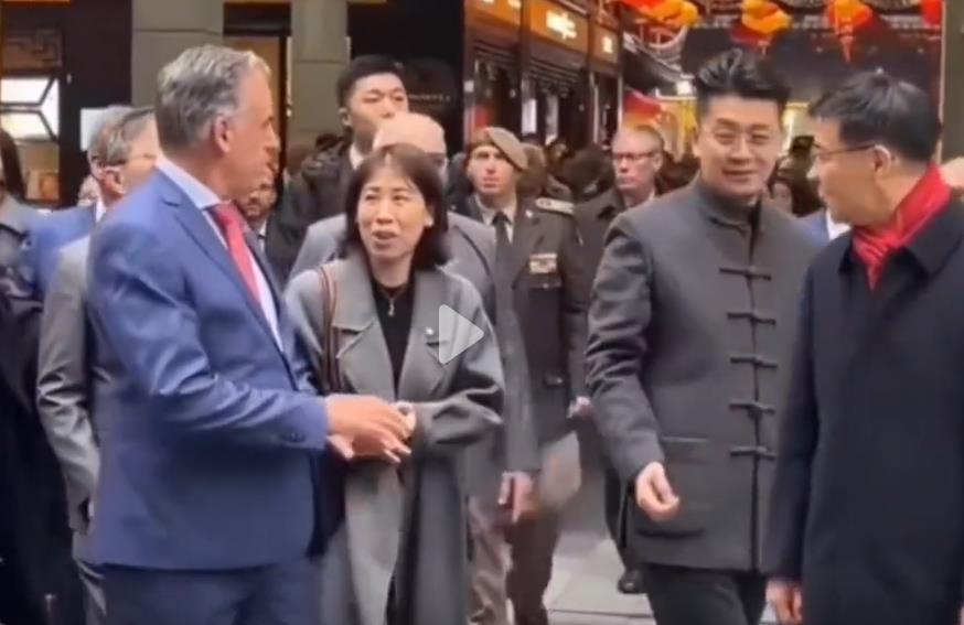 今天（2月5日），乌拉圭总统奥尔西携代表团一起打卡了上海豫园！和在北京参观故宫