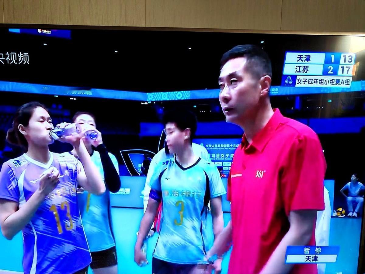 “背飞”两个字刚落，夏思佳已经砸在地板上，球却先一步砸穿江苏的指缝。那一刻天