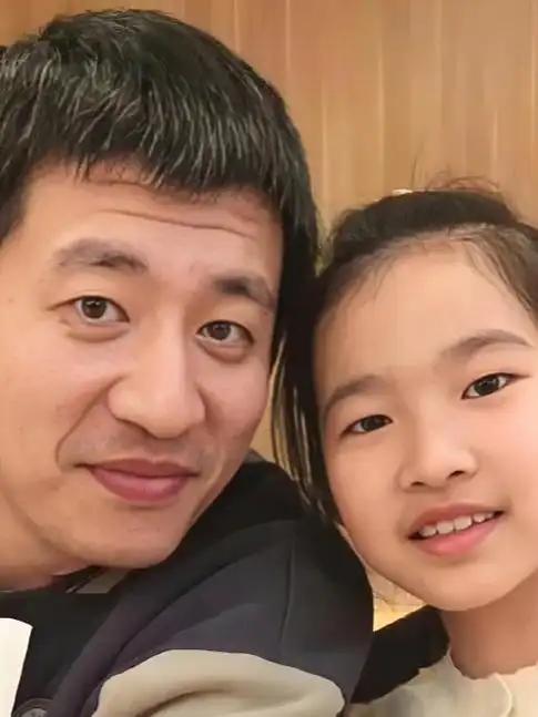 可能明眼人都看出来了，张雪峰股份转让给女儿，和历史上经常上演的“主少国疑