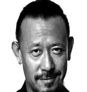 大导演姜文这辈子拍过无数硬核片子，但在他妈面前，他从没赢过一次。当年他揣着中戏