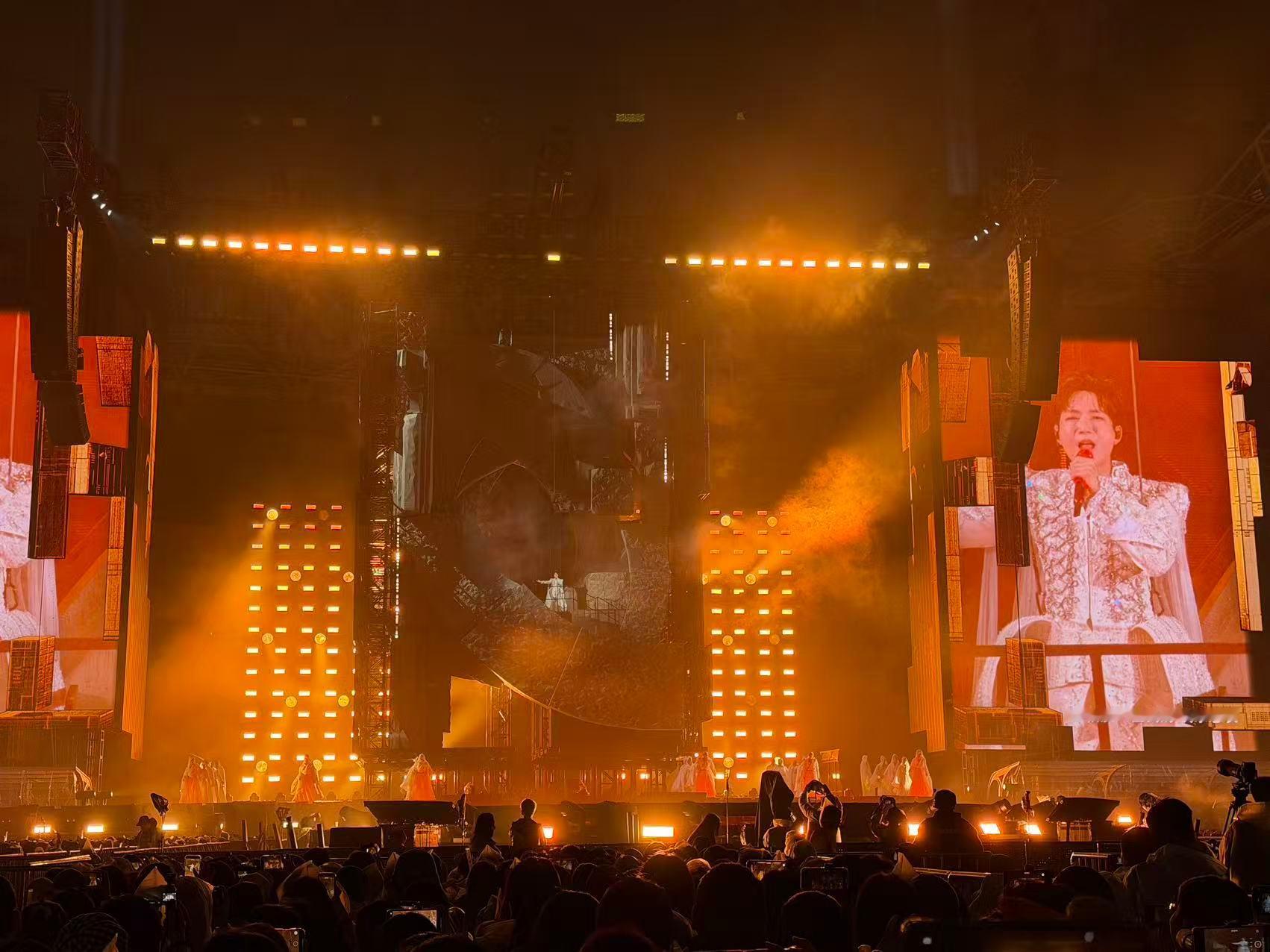 陈楚生的舞台是变形金刚变的吗？全域悬浮舞台说变就变，动态矩阵说转就转，机械臂说伸