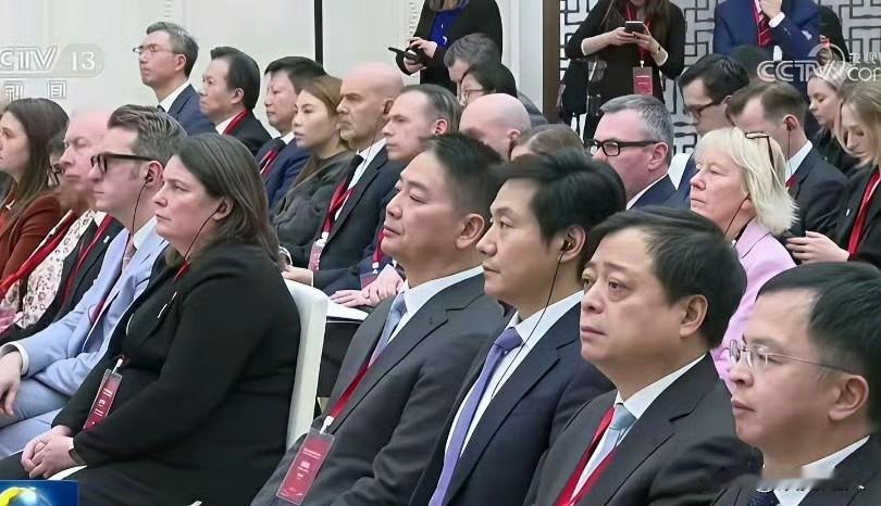 有人发现没？《新闻联播》里雷军和刘强东同框的小细节，被眼尖网友一眼看出来了！俩人