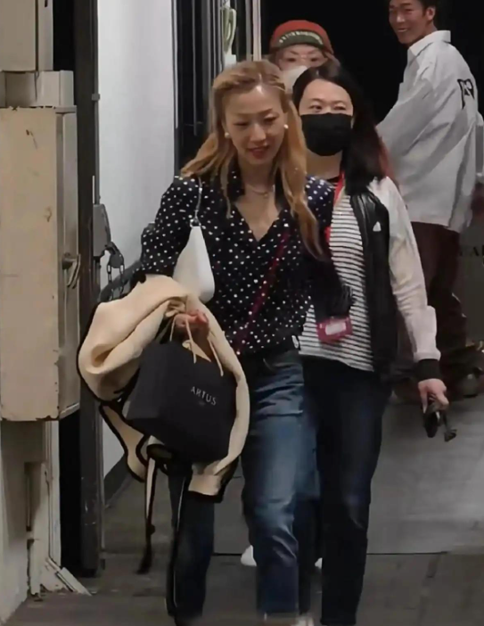 郑秀文这次的新造型，真是把52岁活成了25岁。前几天在许志安演唱会的现场，她