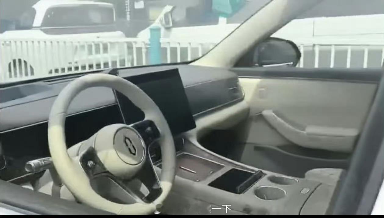 前方继续来报，这是全新问界M7的内饰，采用M8、M9同款方向盘，配备了超大HUD