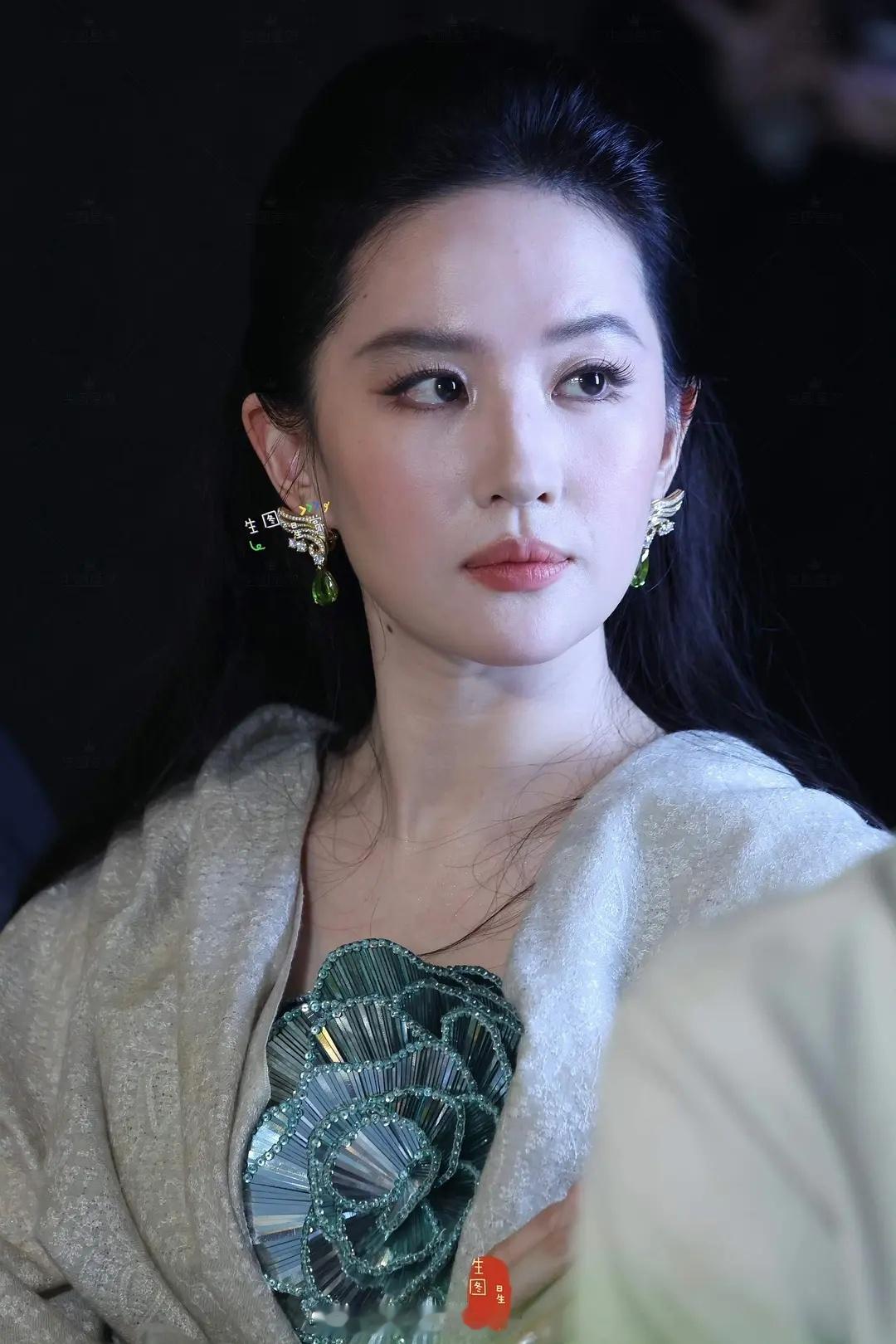 刘亦菲给员工送了黄金刘亦菲要是都算不上美人，真不知道该怎么定义好看了。不只是五官