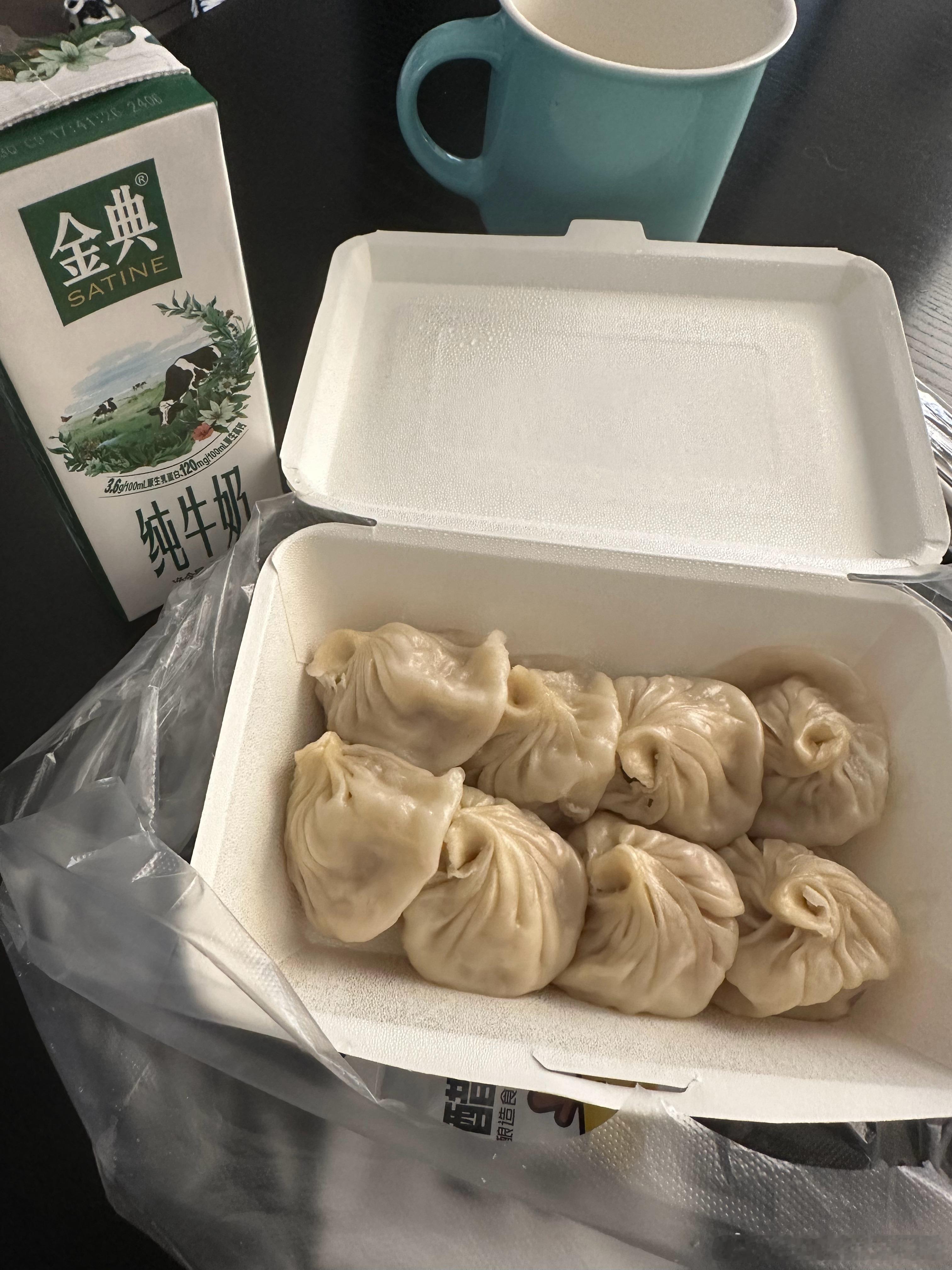 这样一份早饭能量满满呐汤包+牛奶🥛，也祝大家有个美丽的清晨[doge]​​​