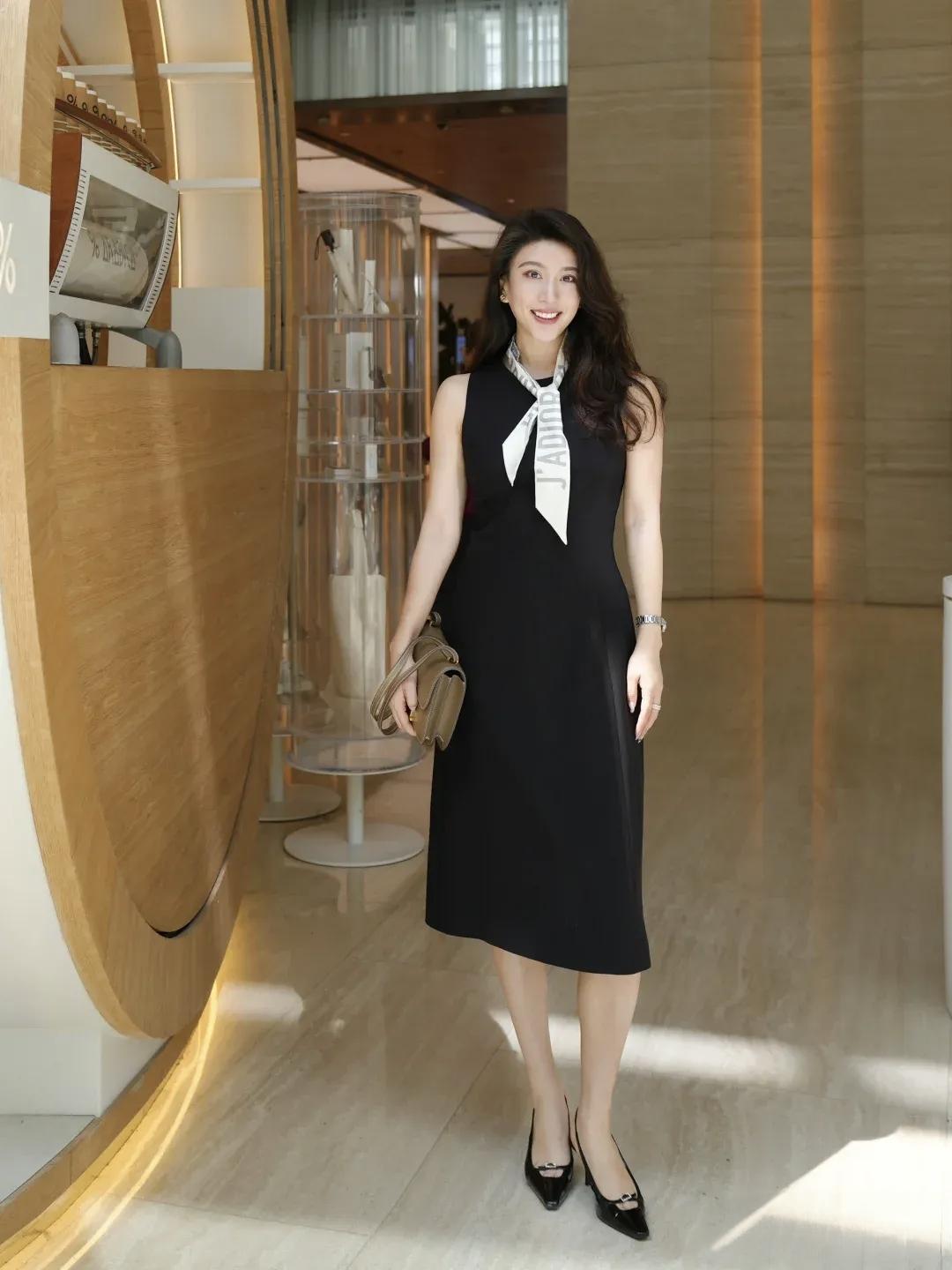 女生怎么穿搭会看上去很优雅高挑的身材搭配黑色的连衣裙非常优雅时尚