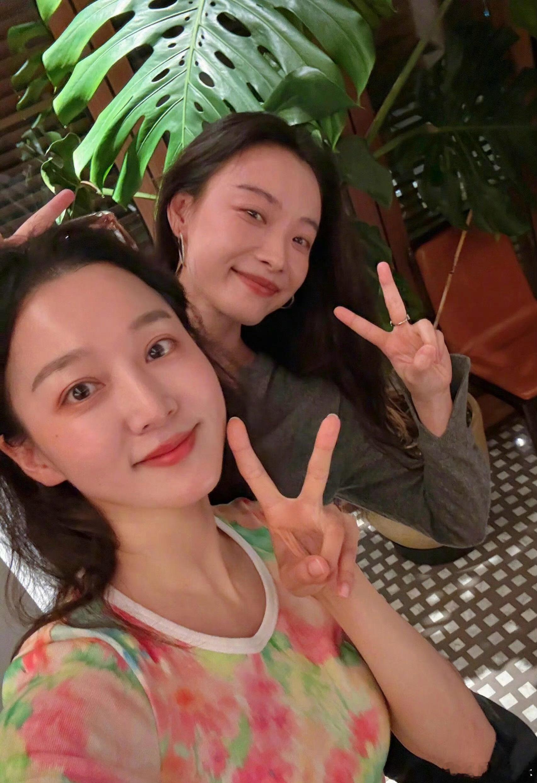 倪妮夏露老同学见面倪妮夏露合照🈶原来两个人是同学啊倪妮夏露是同学