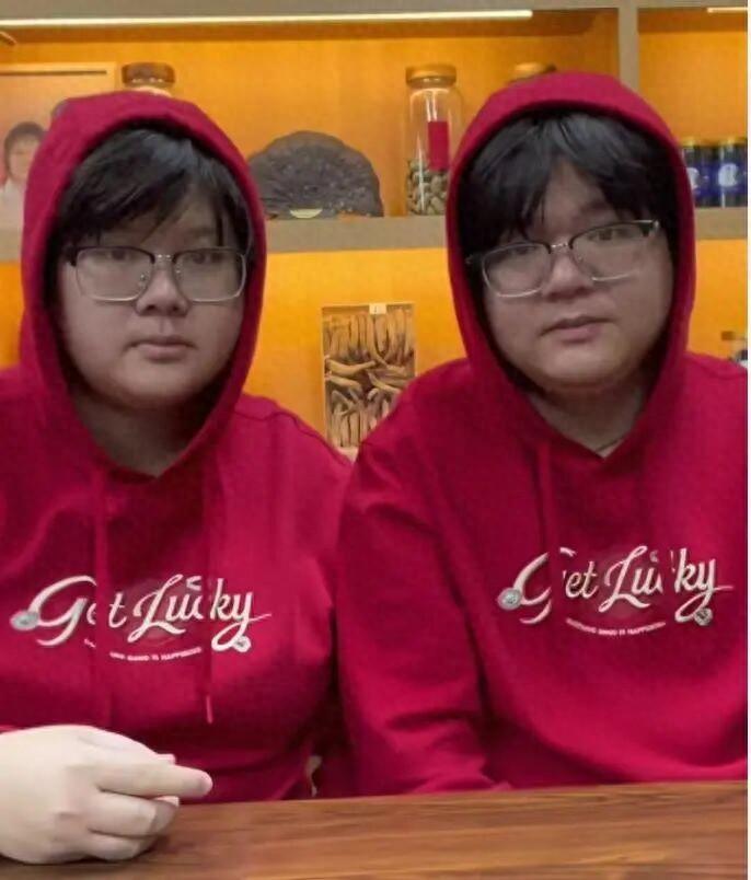 广东95后夫妻酷似双胞胎，被网友建议测DNA。在广东东莞的一家药材铺