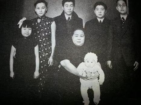 1938年1月，国民党上将韩复榘被枪决后，他的妻子高艺珍带着子女不知所措，原西北