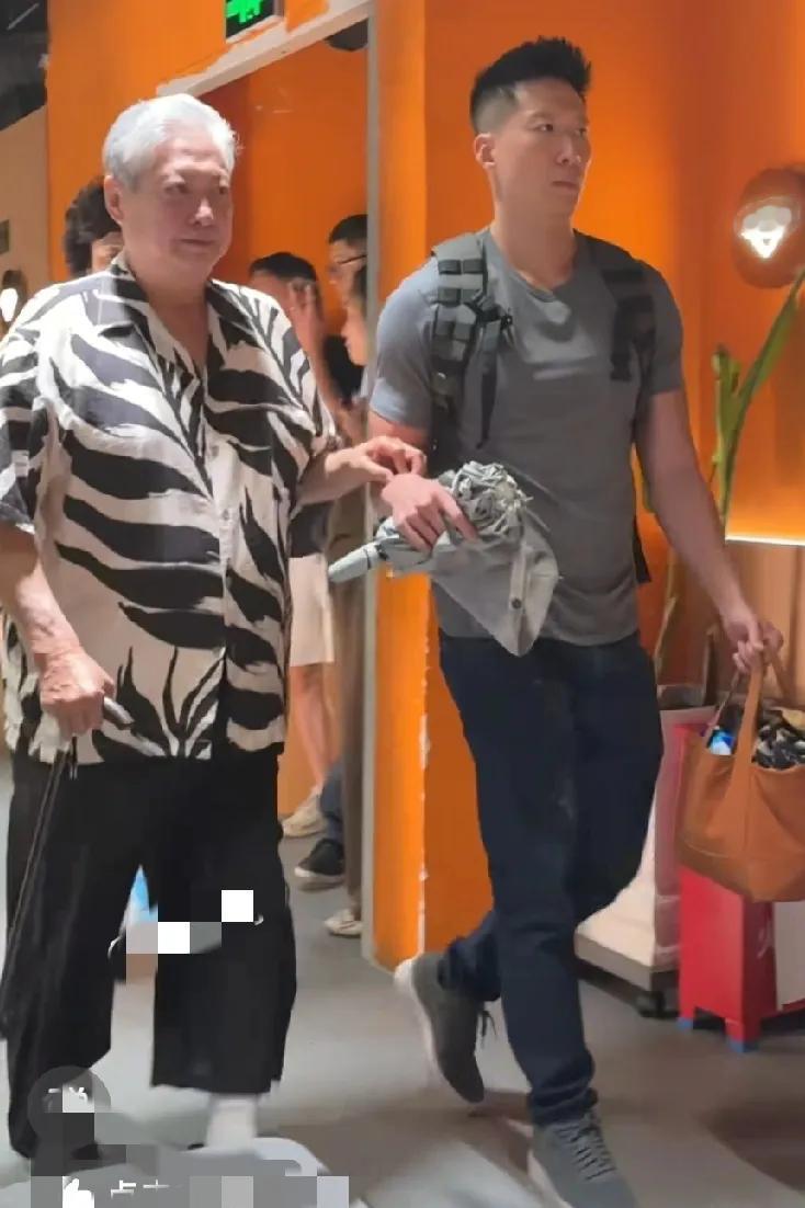 73岁洪金宝与家人一起吃火锅，小儿子洪天照小心翼翼搀扶，第二任妻子高丽虹和大儿子
