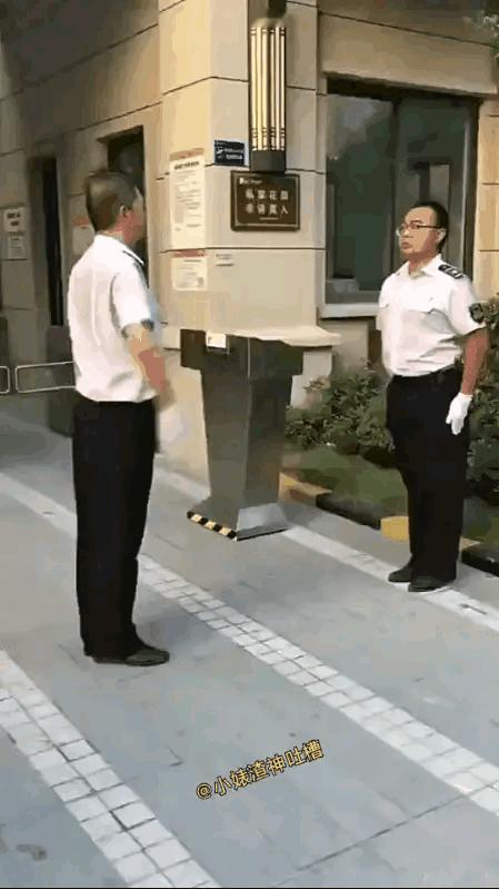 “俩保安换班仪式感拉满！省点力气做点正事不好吗？搞这些虚头巴脑的有啥用？”网友直