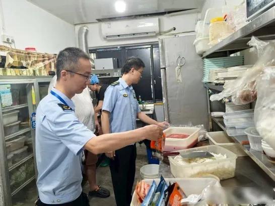 最近重庆查了十家火锅店，问题一个比一个吓人，忠县那家渔鼎园把有毒的海芋当成普通芋