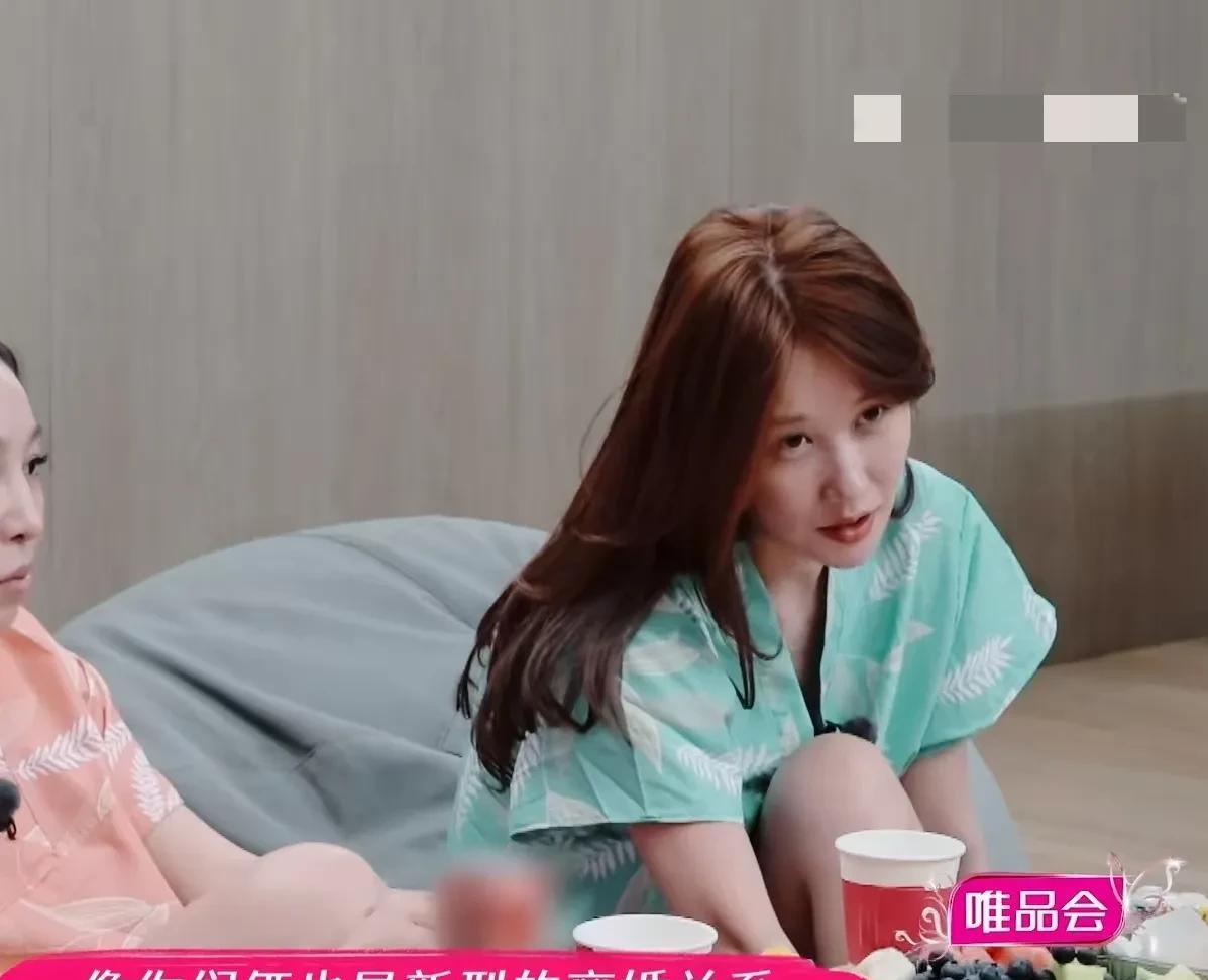 温宁对佟丽娅说：“你和陈思诚也算是新型离婚了。”董璇：“对，离婚了还能一起拍戏，