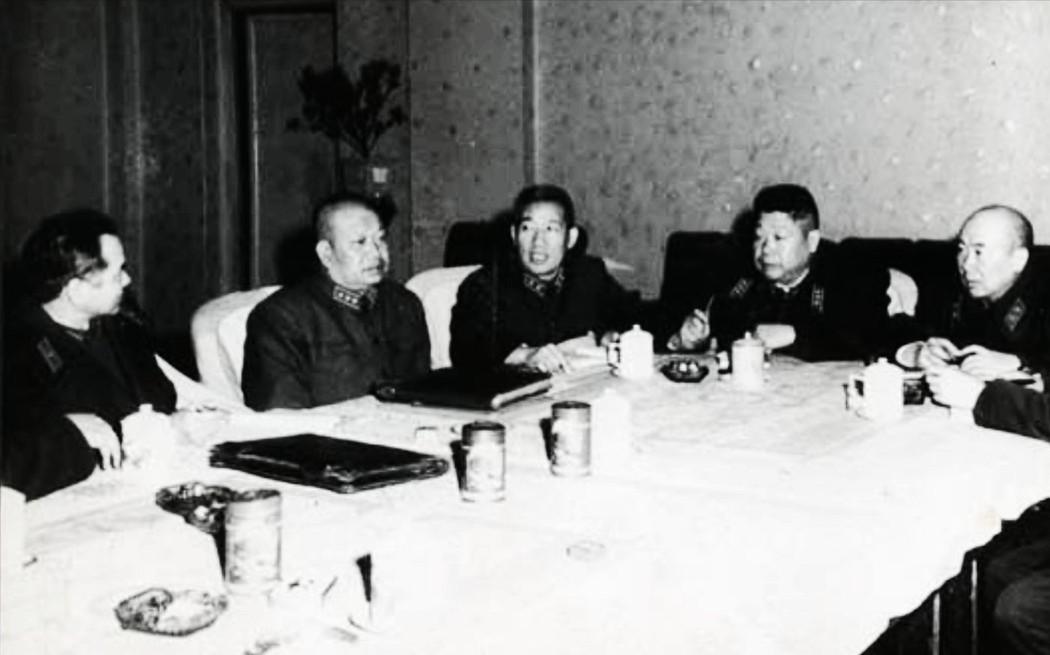 1960年的一天，军区管理处的同志过来，向沈阳军区政委赖传珠上将报告：“邓司令赴