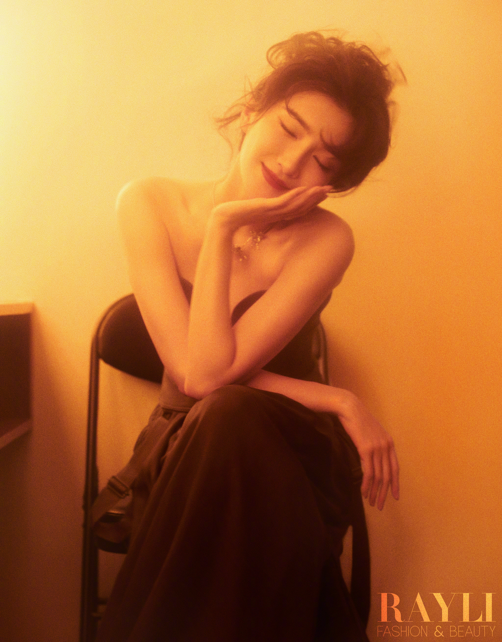 江疏影复古风格大片：红唇吊带，朦胧明艳的迷人姿态。江疏影