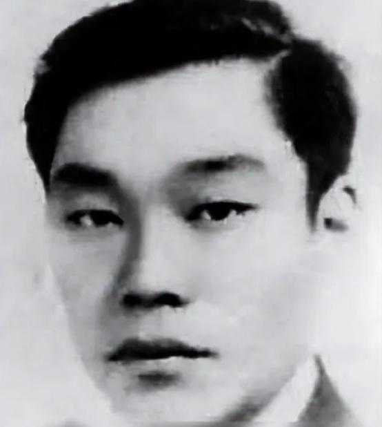 1935年，叛徒顾顺章被国民党处死，在他临刑前，特务们特意用铁丝穿透其肩胛骨，这