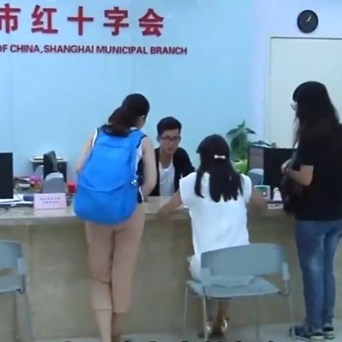 河南一29岁女孩无偿捐献骨髓，救了一名17岁白血病男孩。没想到，男孩康复后见到她