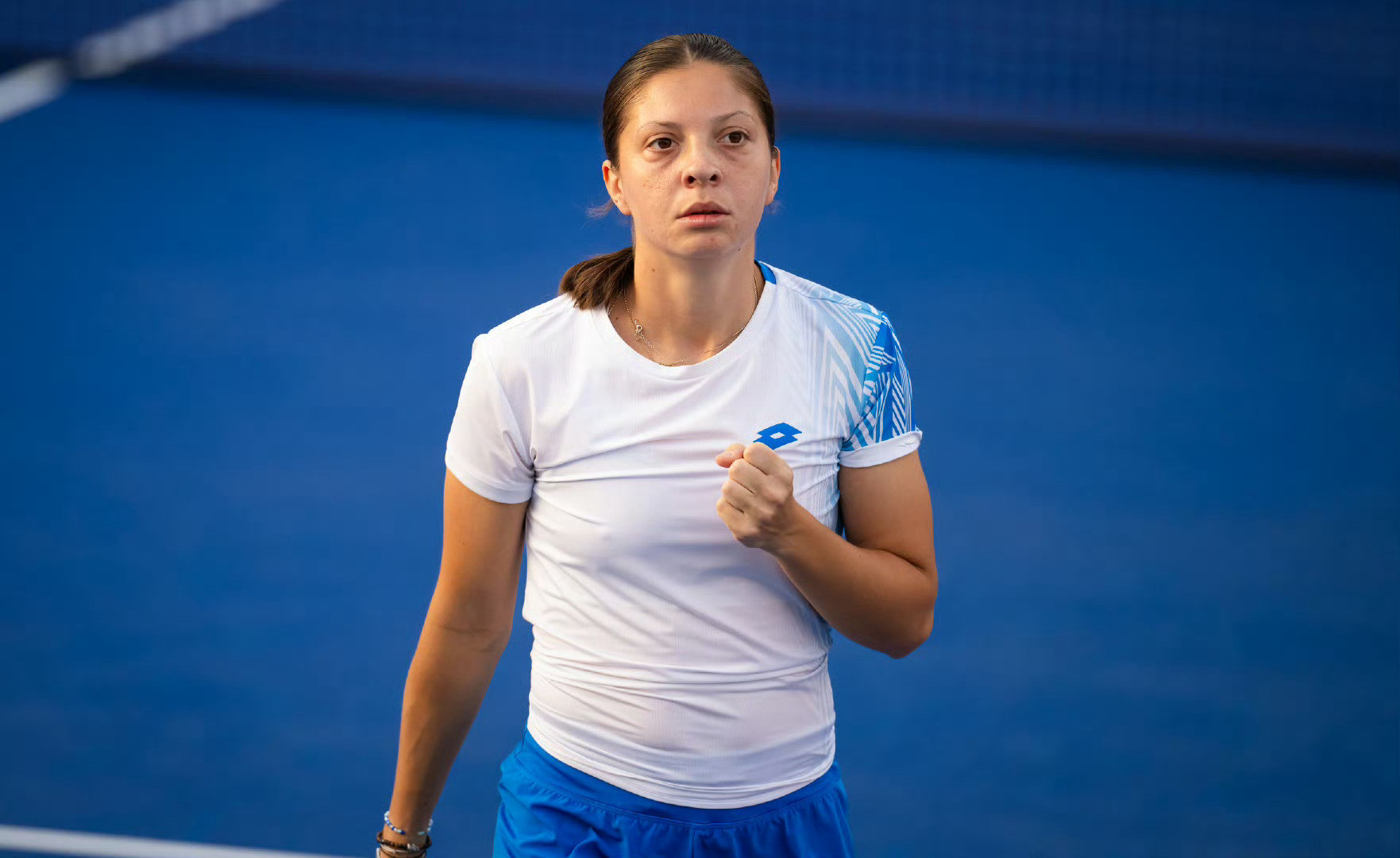 介绍下郑钦文的首轮对手：布雷迪，2021澳网女单亚军，最高来到过NO.13，这几