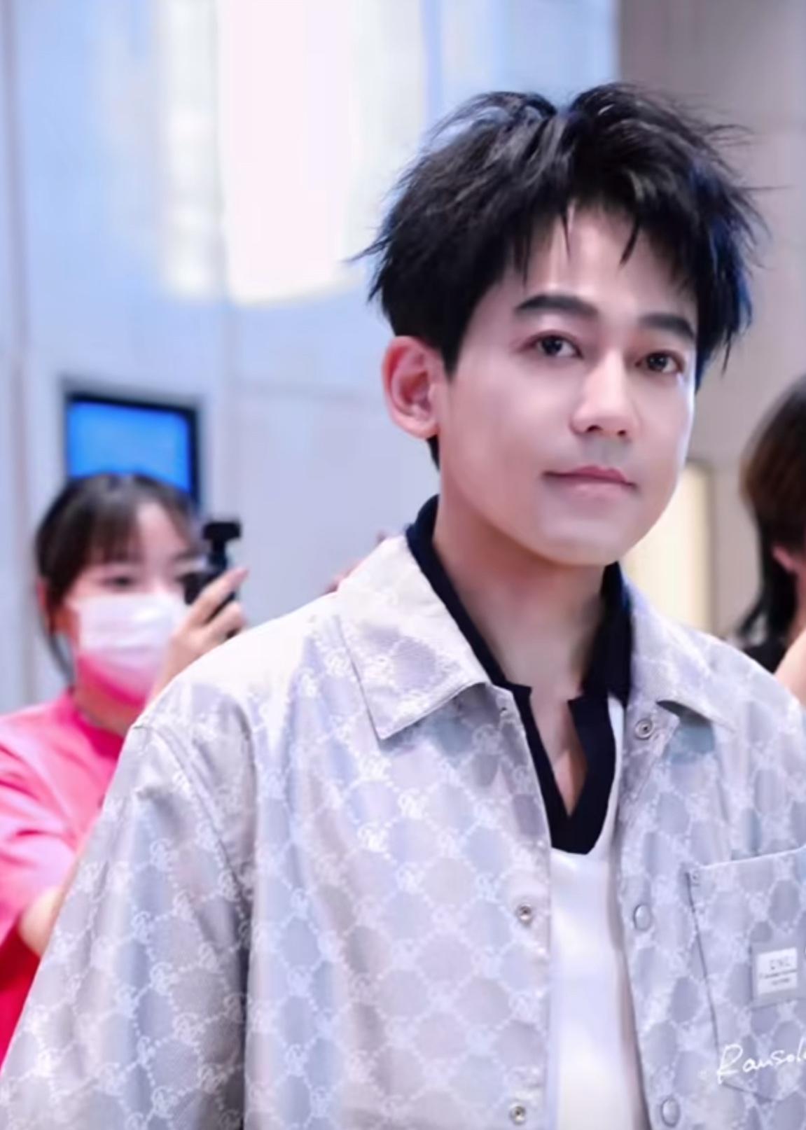 苏醒，别再把一手好牌打散了。曾经很喜欢再就业男团里的他——反应快、能接梗、有综