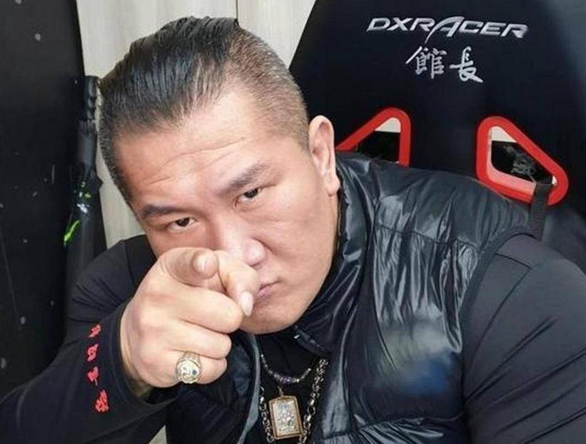 馆长怒怼赵少康!馆长这话说得实在。赵少康那句令不出中央,确实拖后腿了