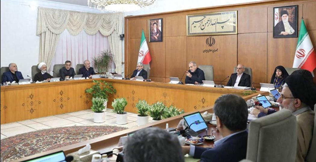 当地时间3月5日，伊朗总统佩泽希齐扬开始主持战争以来，算是战时的第一次伊朗内阁会