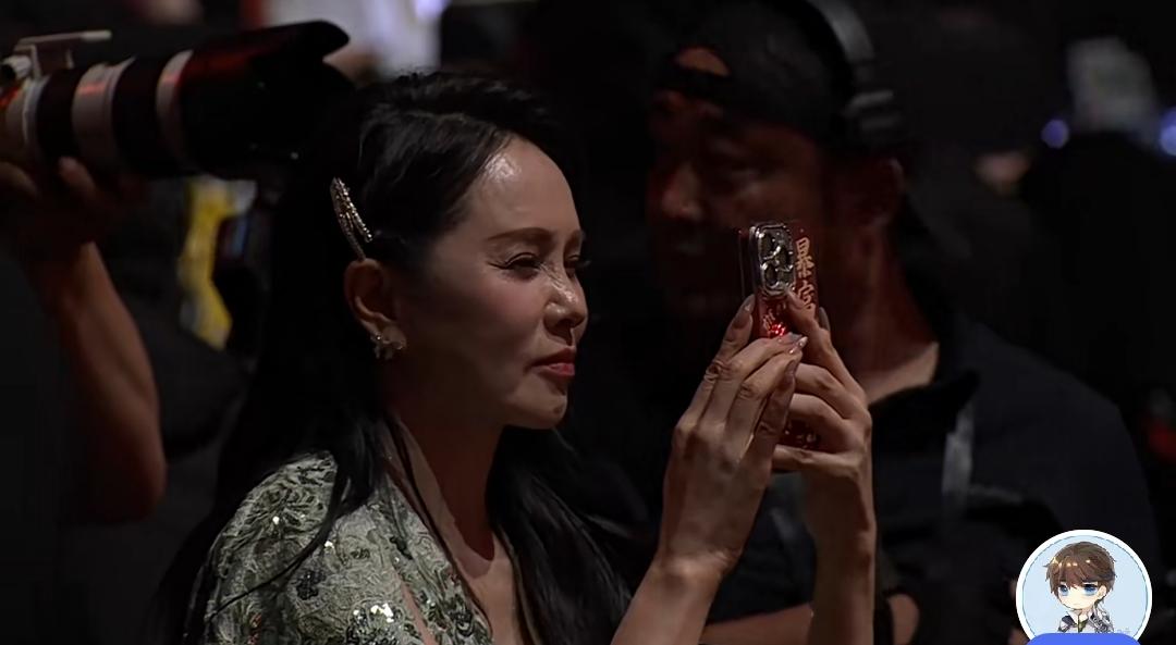 不禁感叹，现实里的伊能静真的老了。儿子利恩获奖，伊能静一路跟拍，脸上洋溢着满满