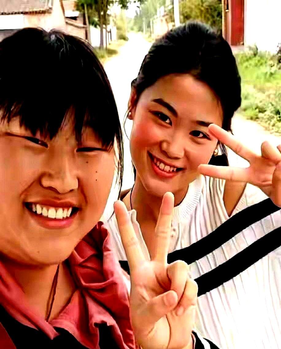 饭桌上，儿媳一口口喂丈夫，朱之文不但不恼，反而笑了。陈萌夹起一块肉，吹了吹