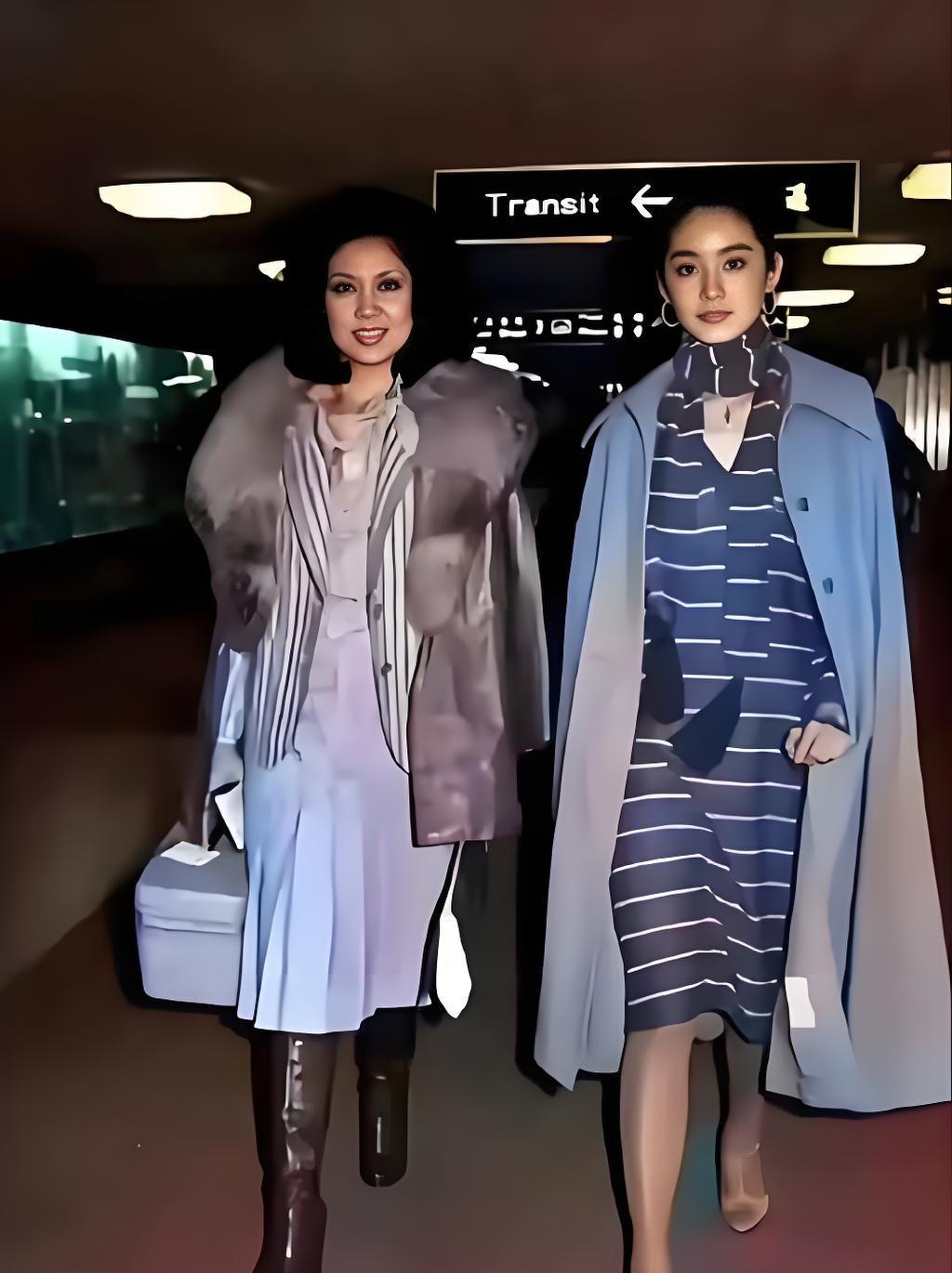 翻到一组47年前林青霞的机场旧照，有点坐不住——23岁的她那会儿的穿搭，放