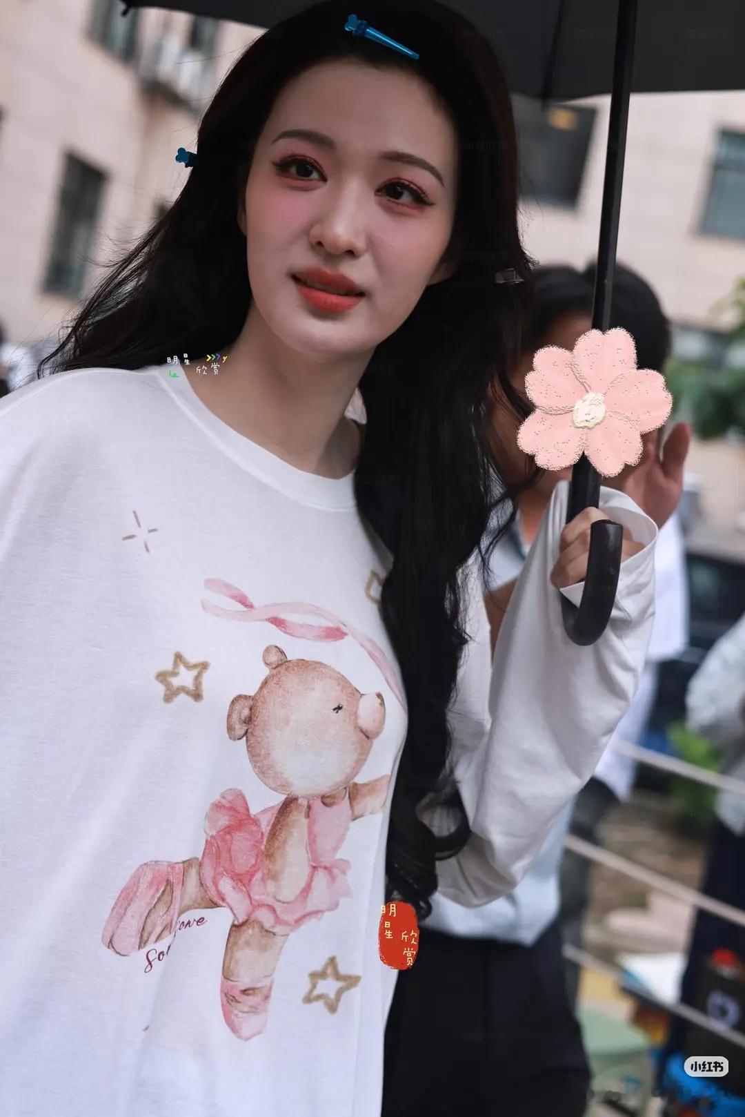 网友说王楚然是四美里最吃滤镜的，是妆容的问题吗？