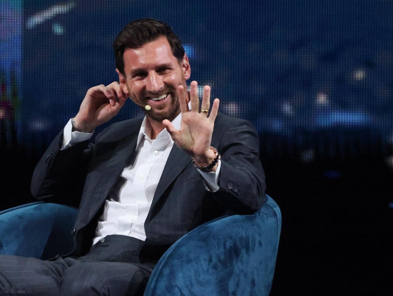 落实了！梅西超越C罗。以前是打工皇帝，拿全世界最高的工资，干最累的活。现在是