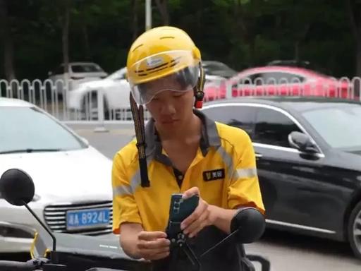 一人一狗一帐篷，19岁少年靠双手挣大学学费。5月中旬，这位怀化少年揣着21