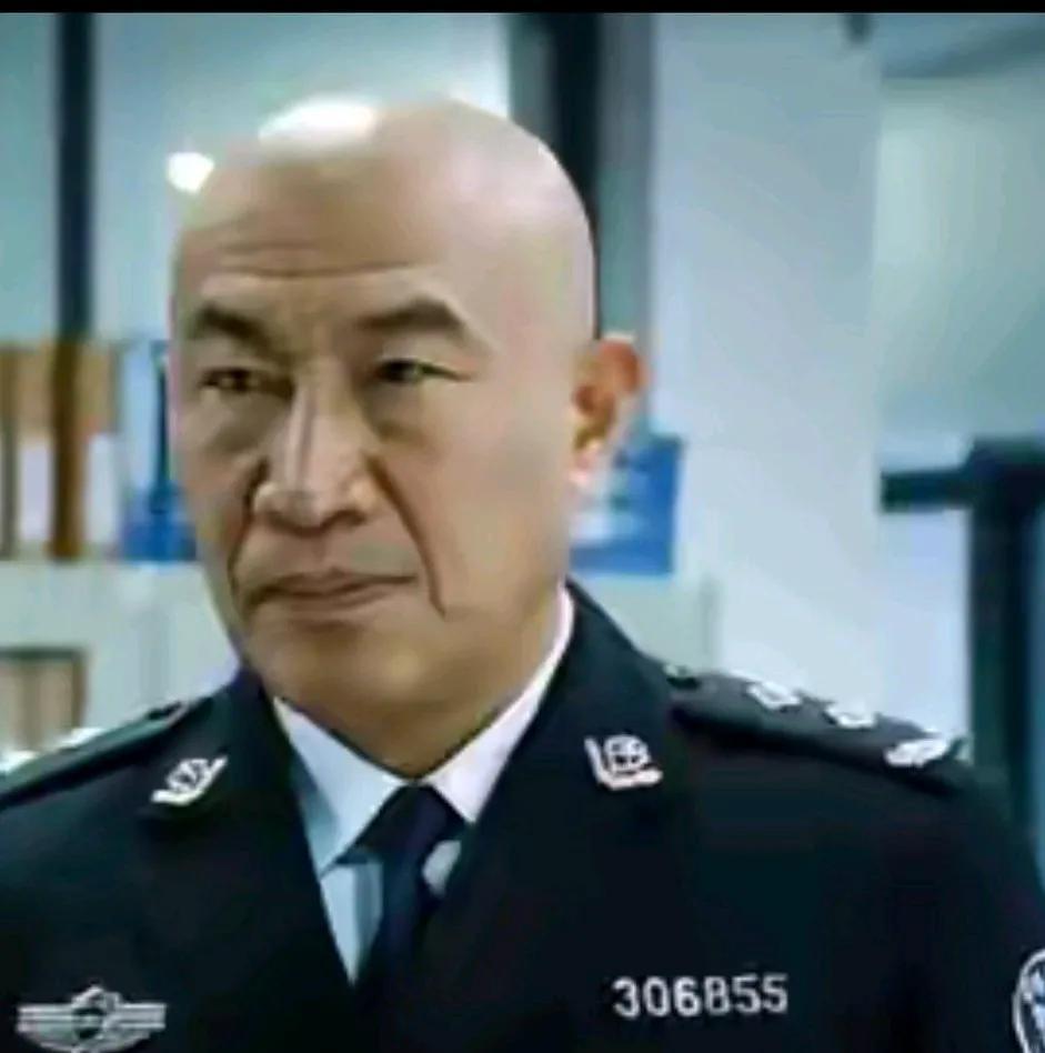 他这形容很适合演军人和警察吗？但凡你在影视剧中看到他，扮演的角色不是军人就是警察