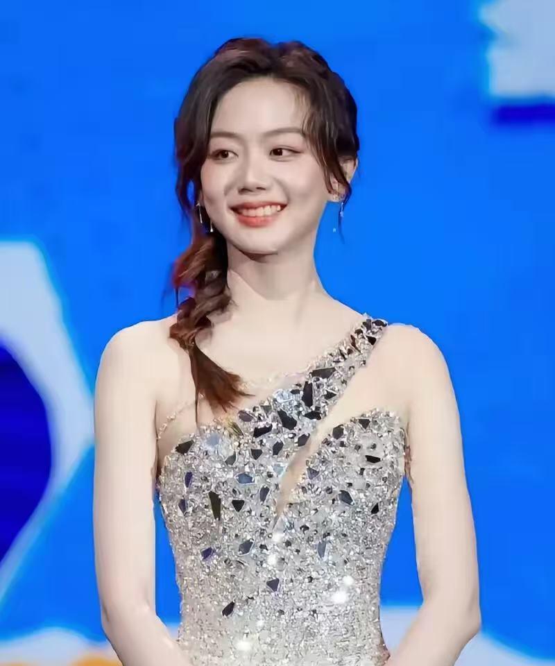特意去查了一下许嵩女朋友冯禧，从重庆姑娘到中传学霸，再到国民综艺主持人、最后和