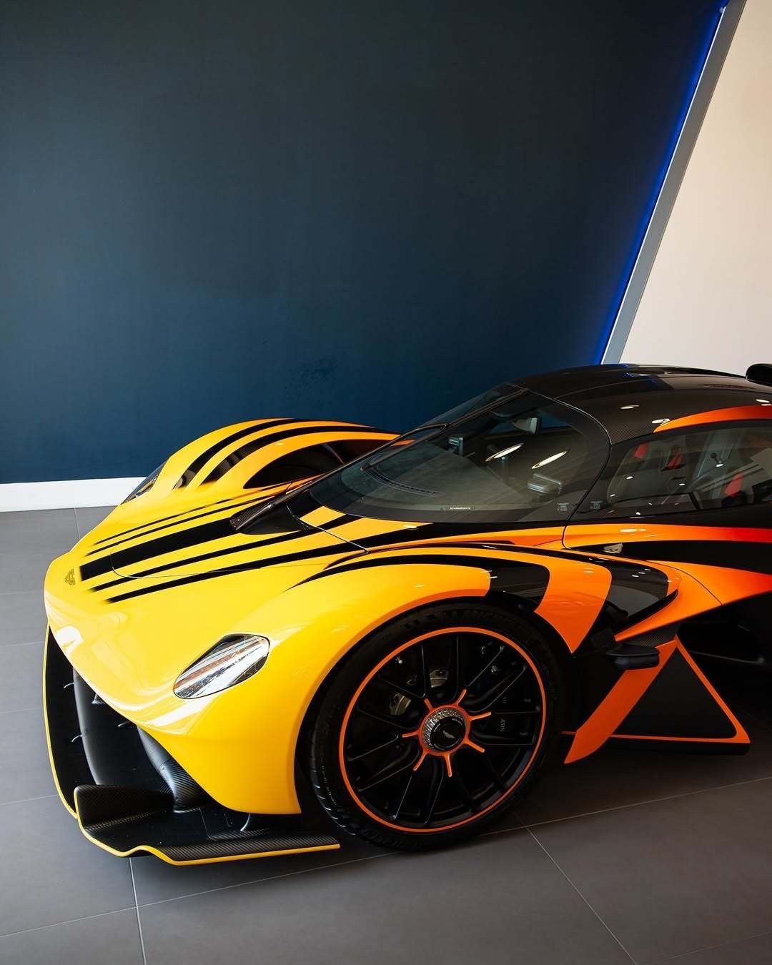 比福利AstonMartinValkyrie油漆：‘SpeedYello