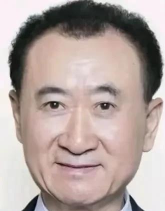 女儿黄一鸣闪闪，嘴巴地包天属于遗传。细看王健林，有一点地包天，只是没有闪闪那么明