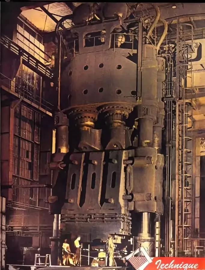 二战时德国造了个三万吨的钢铁压机，专门给飞机造零件。1945年苏联红军打赢德国后