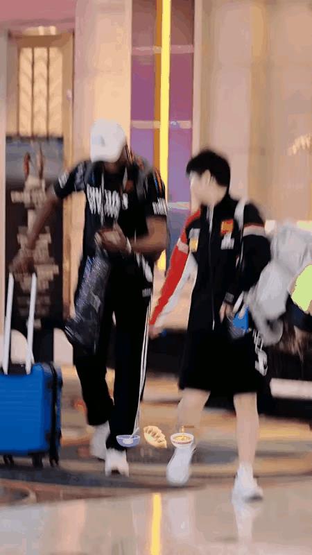 莎莎的球迷真是不分国籍、不分年龄，就算在美国也圈粉无数！这不，今早上训途中这位