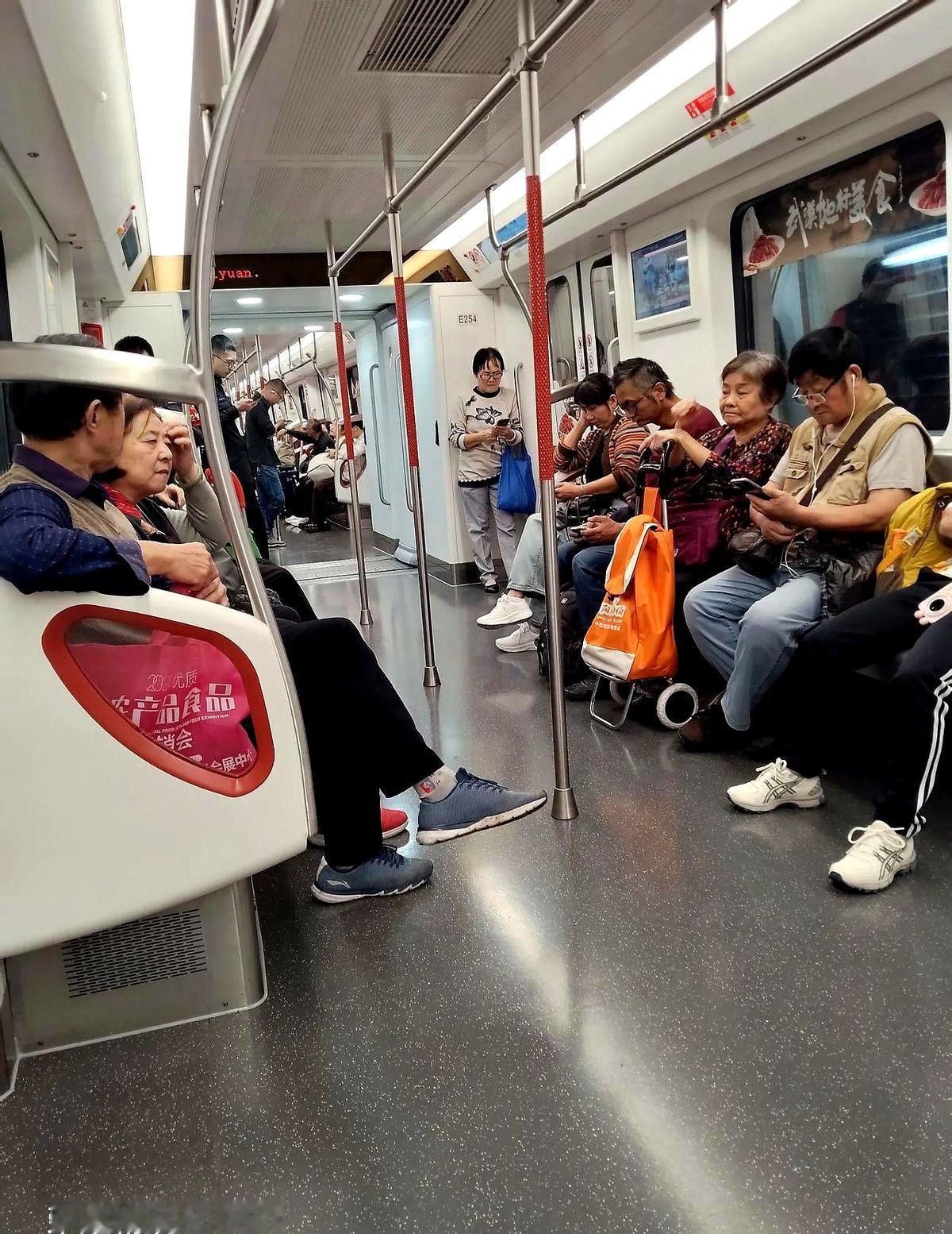 武汉这几天严查老年卡。今天看到一个中年女人用老年卡刷卡进站被工作人员查到，刷卡
