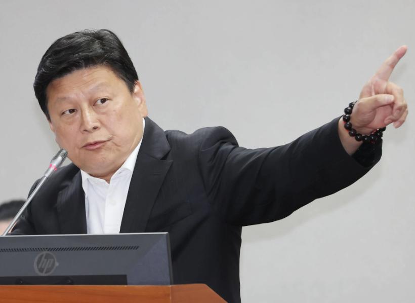 国民党那帮人，终于来了个能镇得住场子的。就那个傅崐萁。在他没接手党团总召之