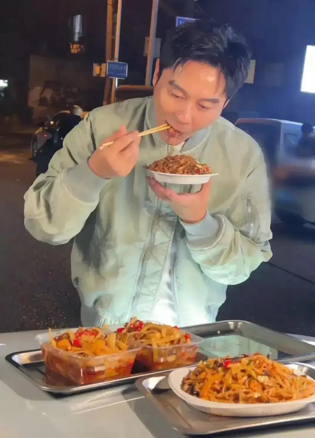 “大黑牛”李晨偷偷溜出来深夜的柳州街头一个快50岁的男人，就因为馋那一口