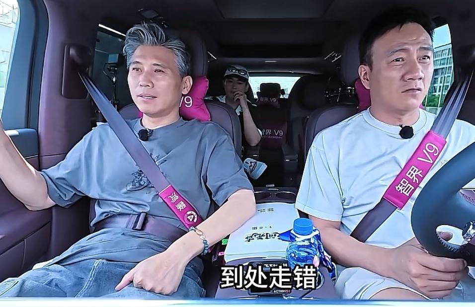 胡军和李乃文当着欧豪的面大吐口水，蛐蛐瞿颖让他们做手工。胡军:“还要做手工。”欧豪:“手工做什么？”