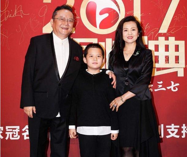 2006年，58岁的王刚三婚娶了小他20岁的郑艳东。新婚之夜，王刚对郑艳东说：“