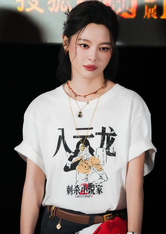 最近辛芷蕾去参加新片首映礼，她这次搭配的很显年轻，气质也很不错。辛芷蕾上身穿