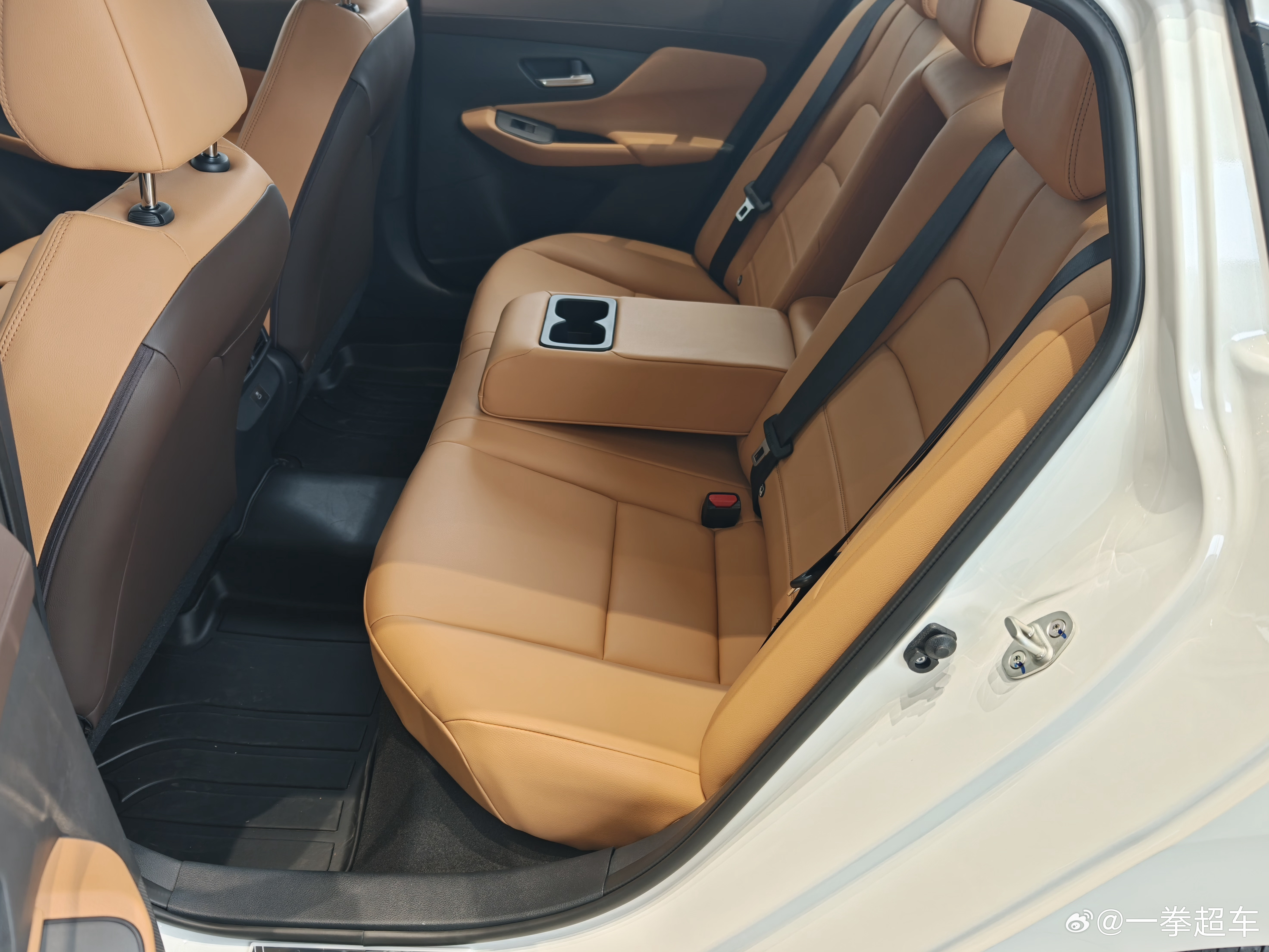 看了下15代轩逸，我觉得这车坐着和14代没多大的区别，只是外表有一些变化而已。前