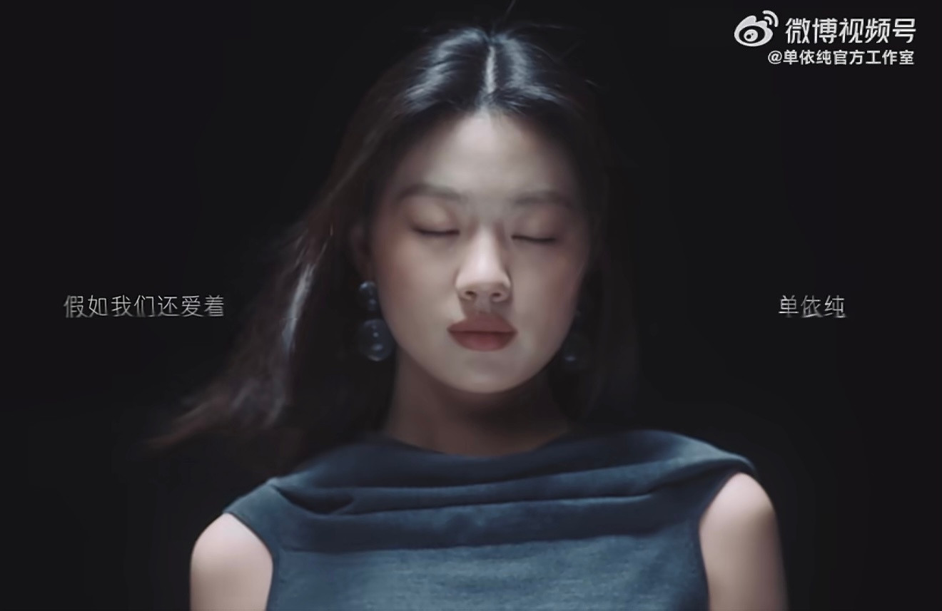 穿个有点设计感的松垮叠领又被指控抄袭王菲了……其他的造型对比图更是好笑，说实话，