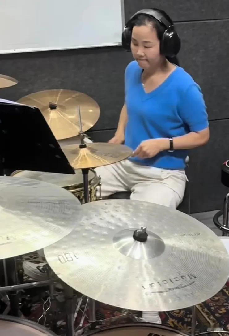终于知道孙海洋的几个孩子为什么那么聪明了。看看孙海洋老婆是谁，她是彭四英啊！