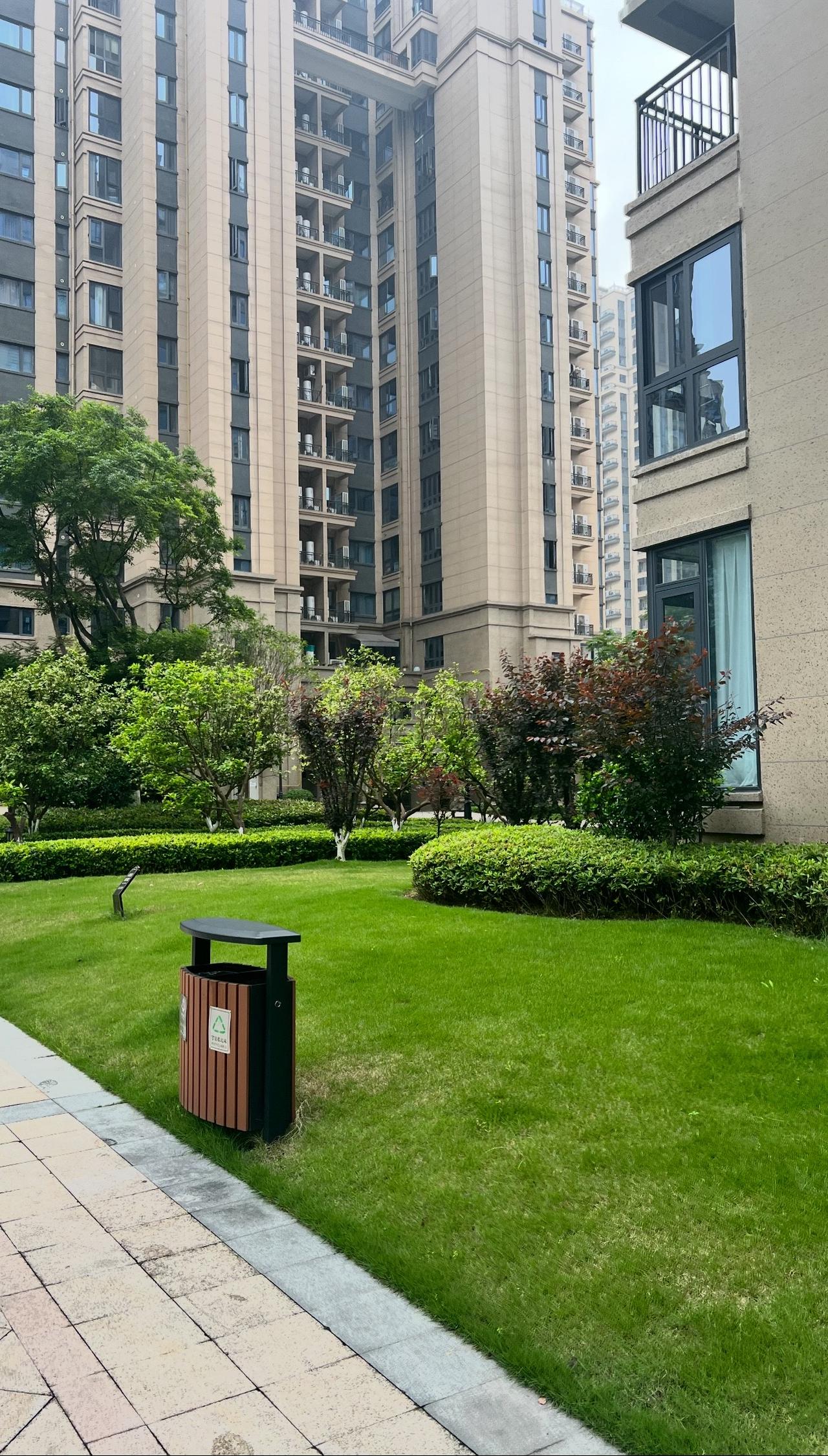 由于恐高的原因，我不喜欢住高楼。大家都说住的高看得远，采光好，视线好，大有“