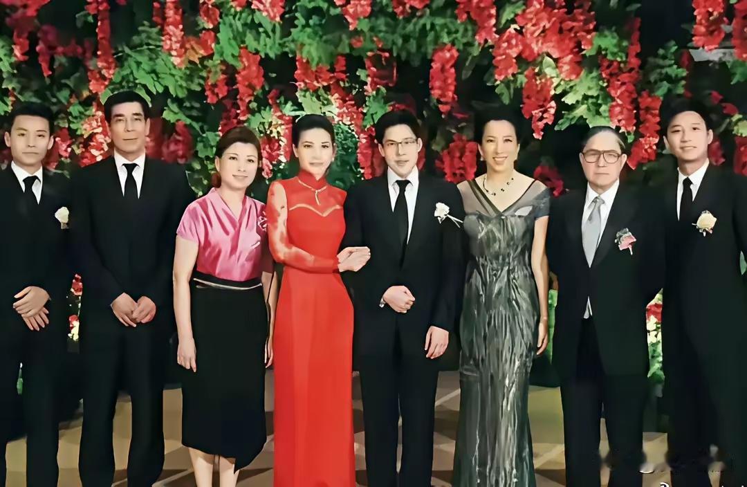 霍启刚与郭晶晶当年刚结婚时的照片，两家父母的大合影。图中郭晶晶身穿红色连衣裙，显